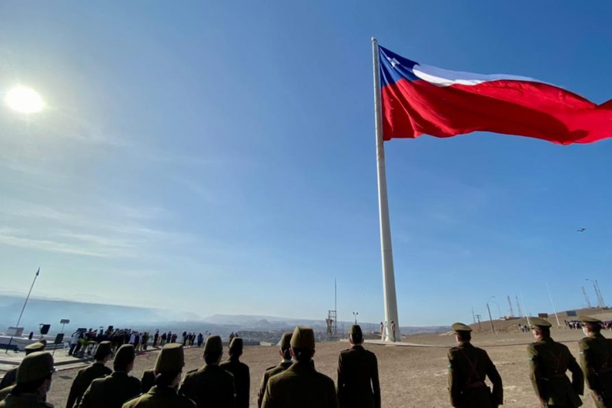 Con izamiento de la bandera en el morro comenzó el mes de Carabineros