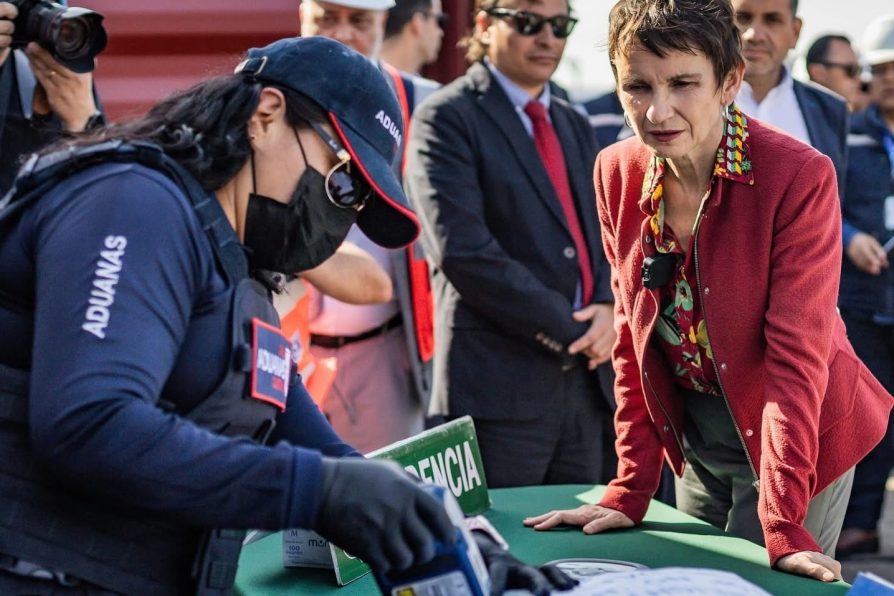 Fiscalía, Carabineros y Aduanas incautan 43 toneladas de precursores químicos para drogas en el puerto de Arica